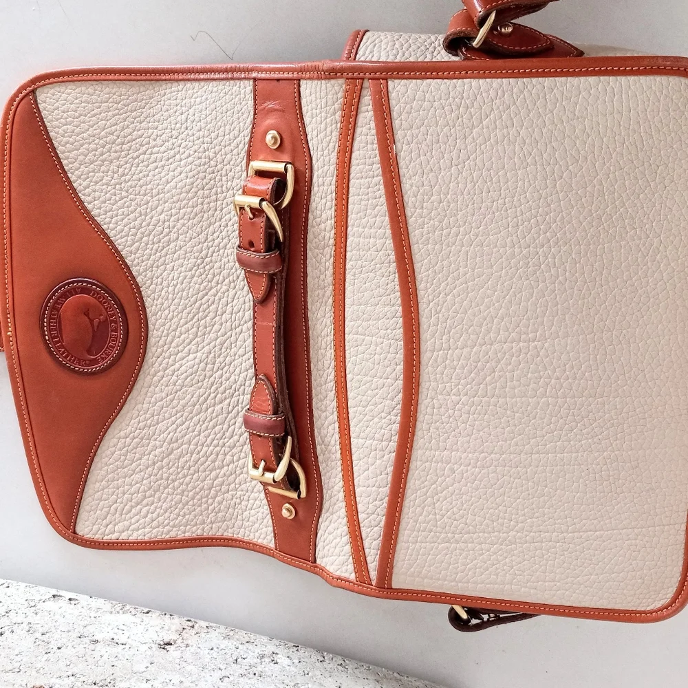 Dooney & Bourke Stunning Carrier/Crossbody Vintage AWL - Picture 8 of 10